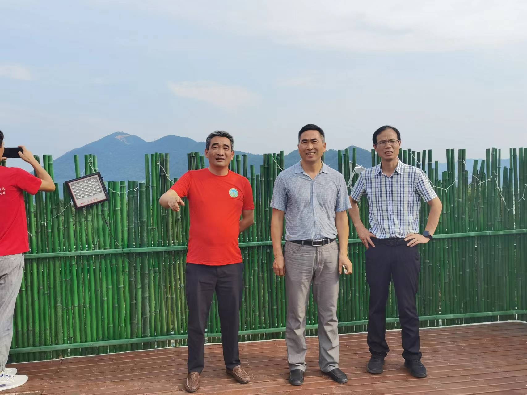 穩(wěn)企業(yè)促生產(chǎn)，兩花并蒂綻芳香