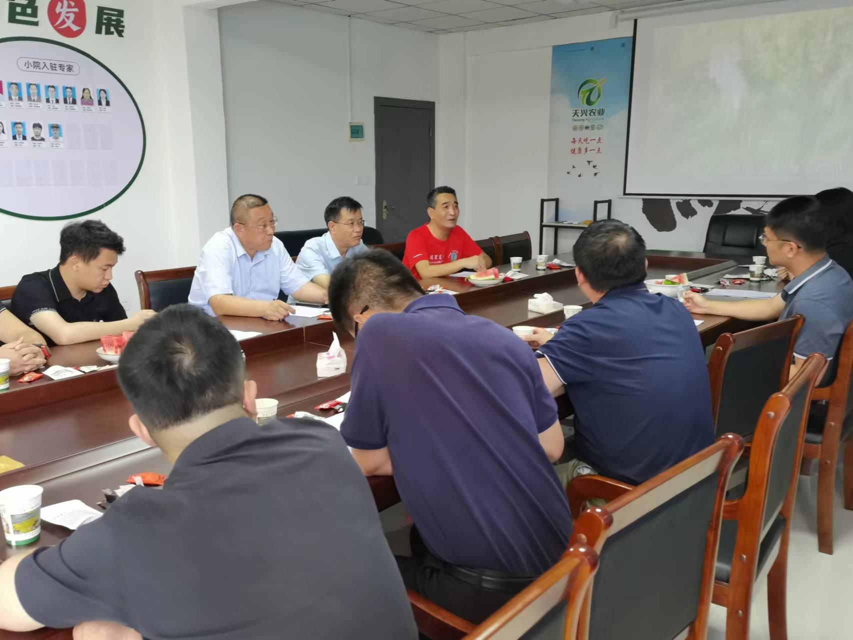 阿里巴巴集團及市農(nóng)業(yè)農(nóng)村局領(lǐng)導(dǎo)來我公司考察